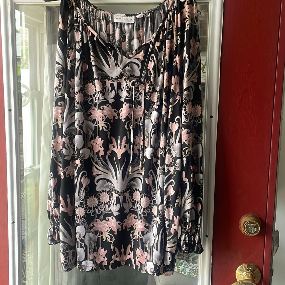 Susan Graver blouse Size 3x  95% polyester.